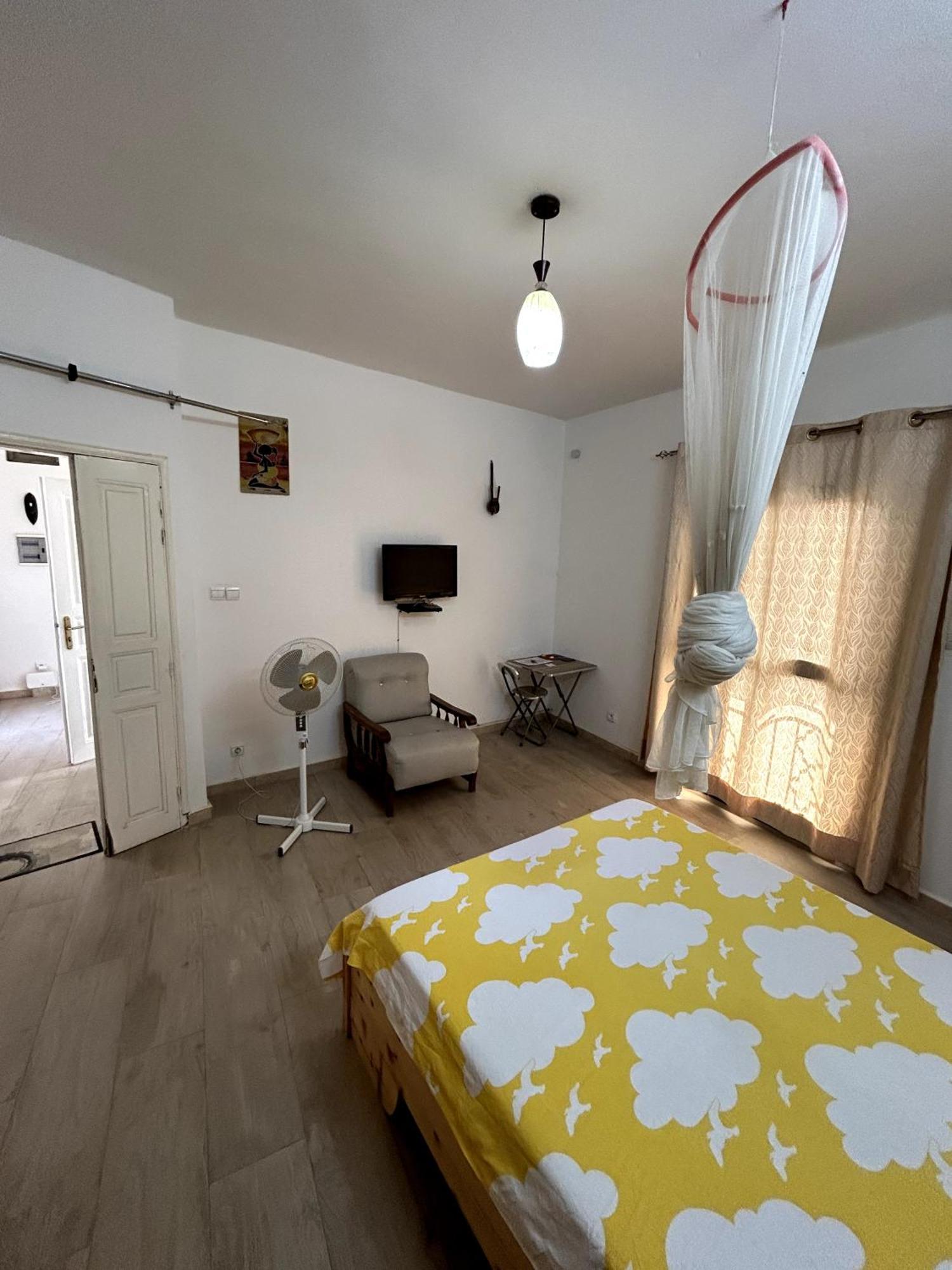 Chambre Spacieuse Avec Balcon - Salle De Bain Exterieure Privee & Breakfast Saint-Louis Luaran gambar