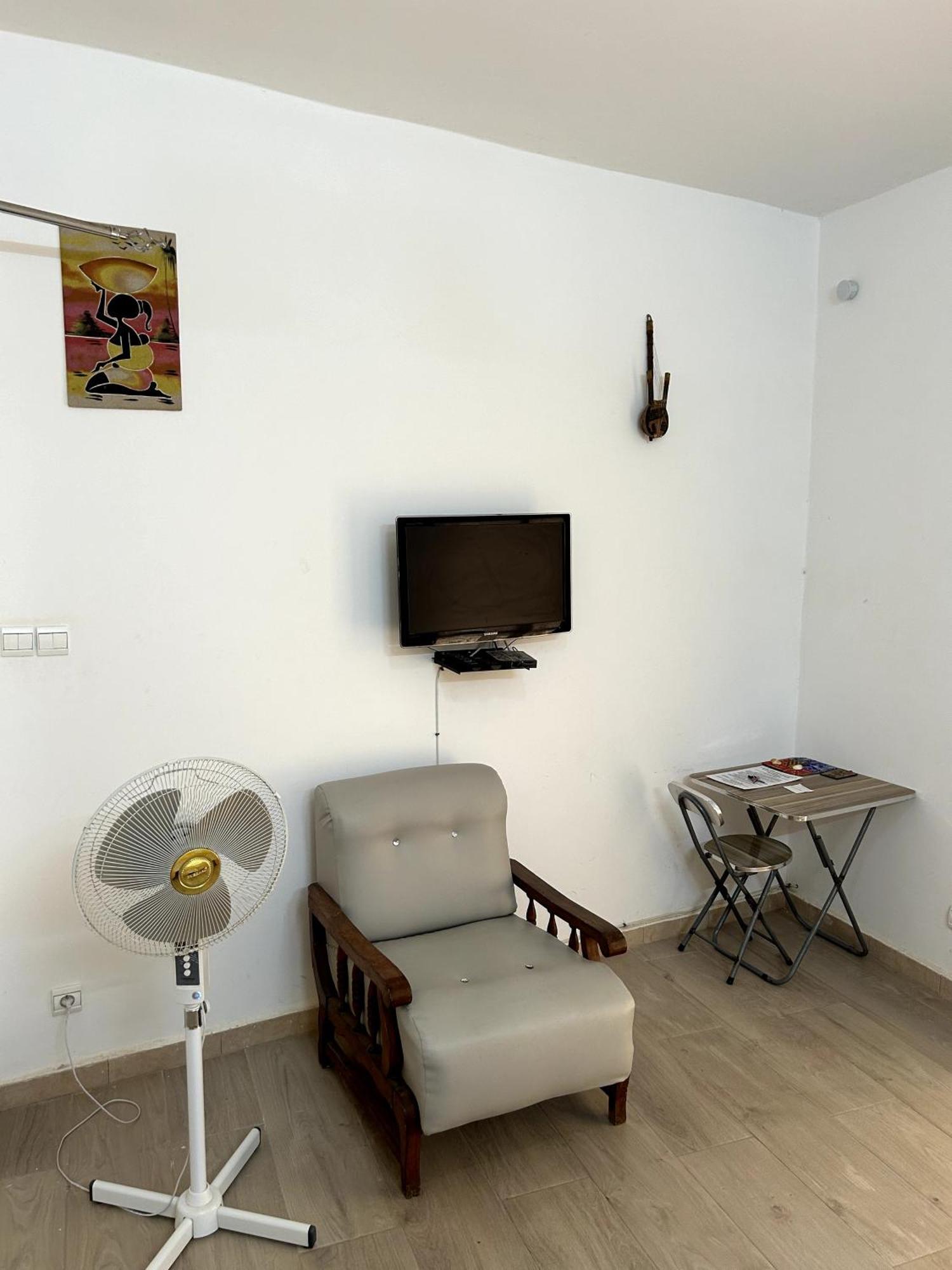 Chambre Spacieuse Avec Balcon - Salle De Bain Exterieure Privee & Breakfast Saint-Louis Luaran gambar