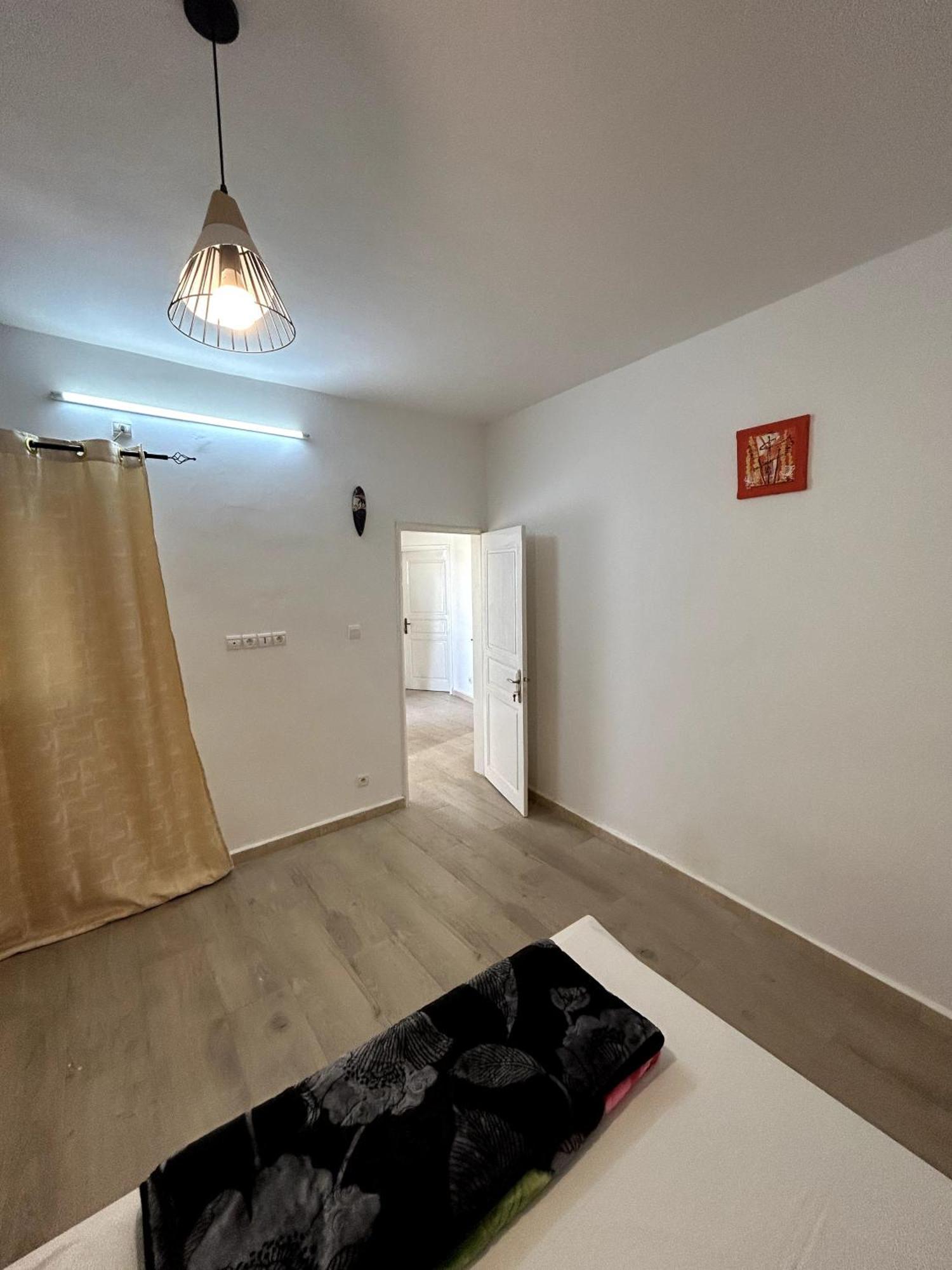 Chambre Spacieuse Avec Balcon - Salle De Bain Exterieure Privee & Breakfast Saint-Louis Luaran gambar