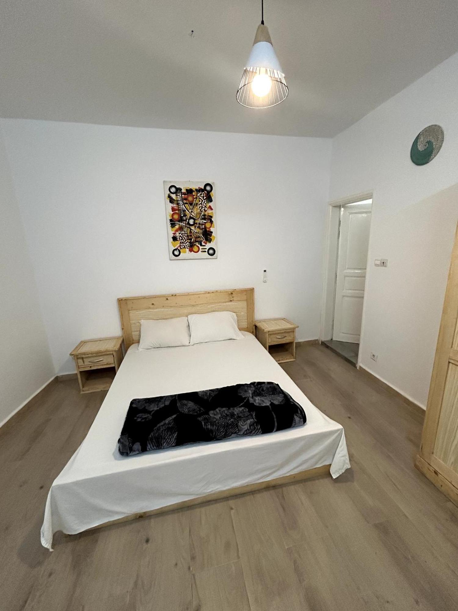Chambre Spacieuse Avec Balcon - Salle De Bain Exterieure Privee & Breakfast Saint-Louis Luaran gambar